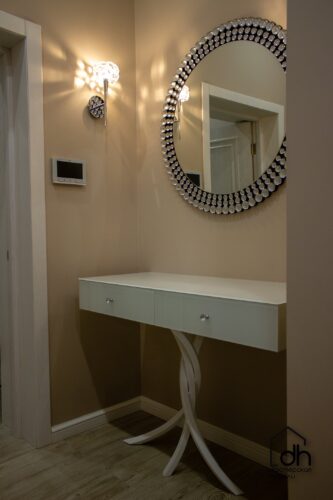 Стеклянная консоль с дизайнерской ногой