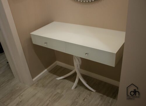 Стеклянная консоль с дизайнерской ногой