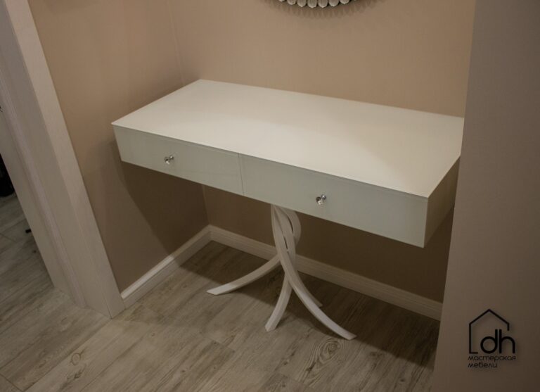 Стеклянная консоль с дизайнерской ногой