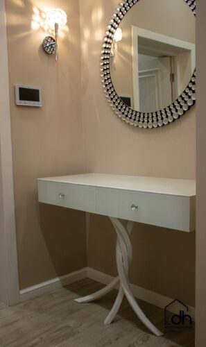 Стеклянная консоль с дизайнерской ногой