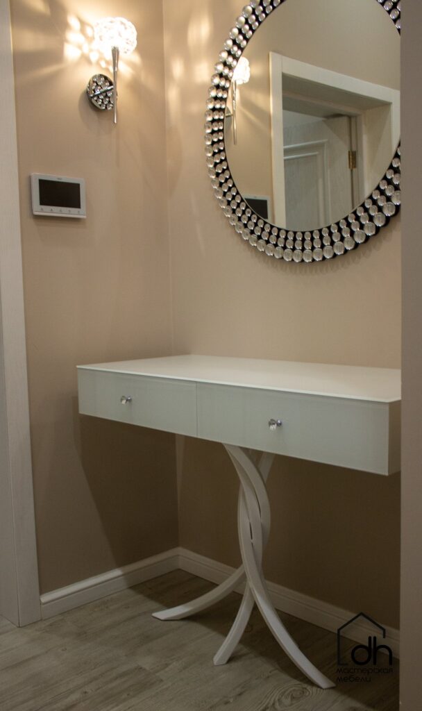 Стеклянная консоль с дизайнерской ногой