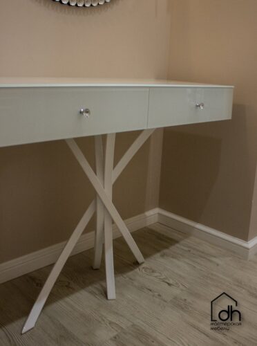 Стеклянная консоль с дизайнерской ногой