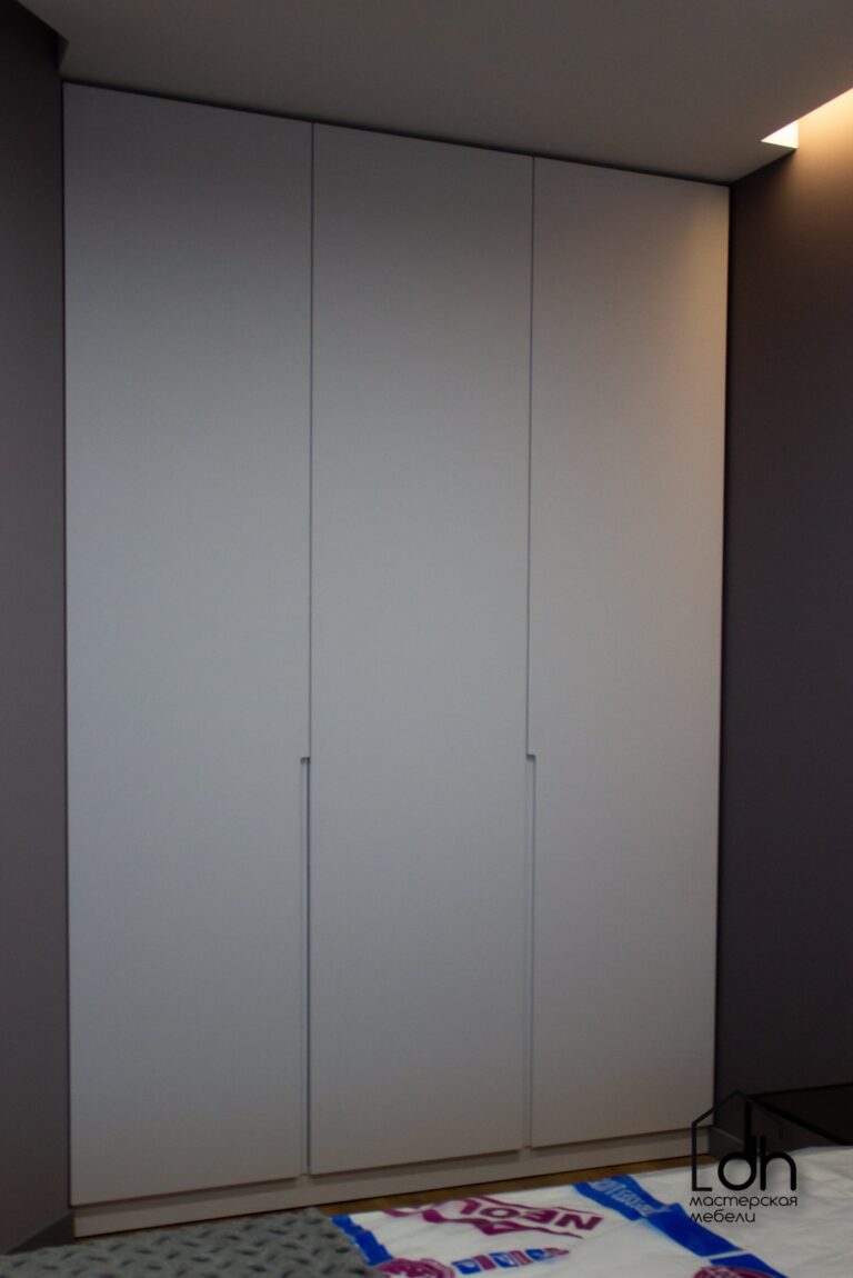 Крашеный шкаф с фрезерованными ручками