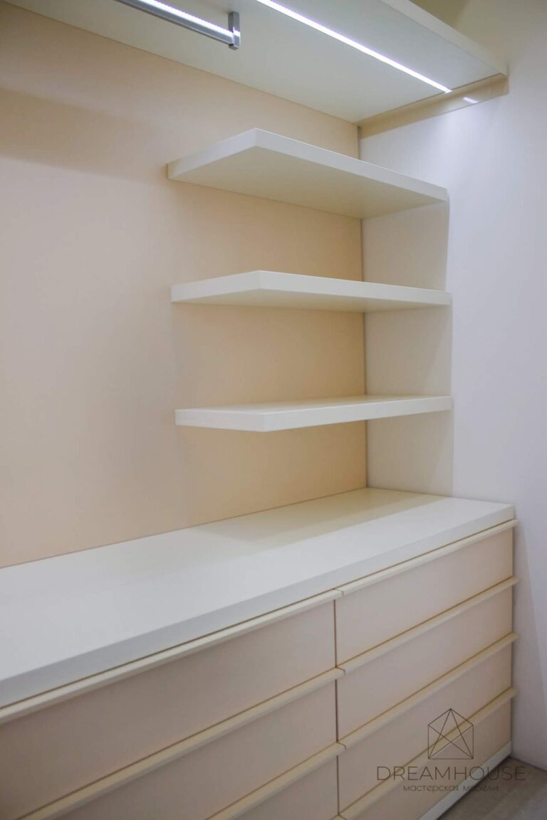 Маленькая гардеробная с антресолями