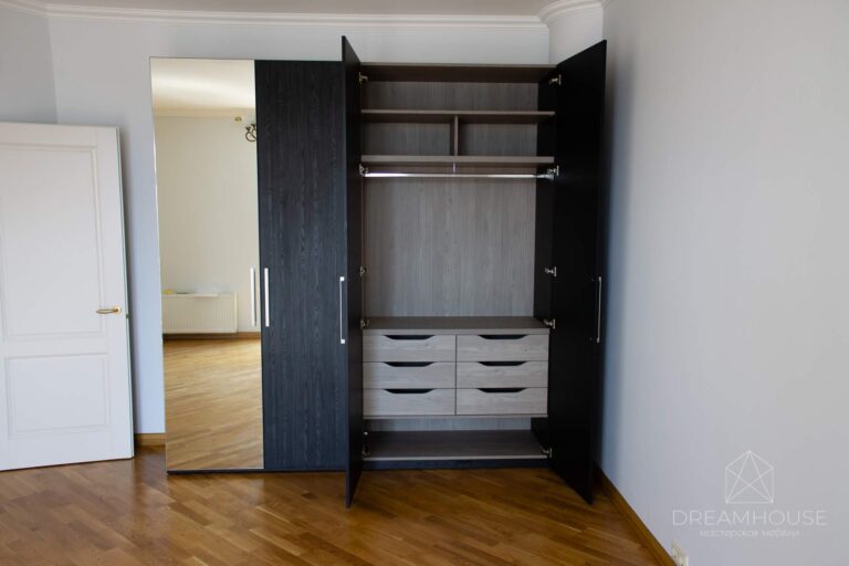 Распашной шкаф с выдвижными ящиками и зеркалом