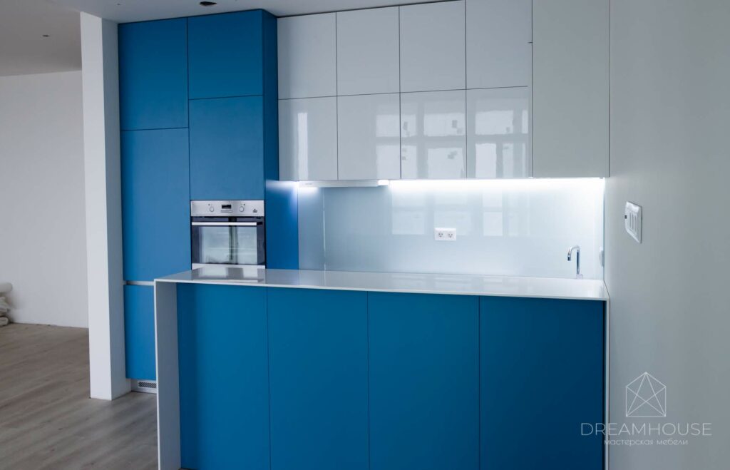 Кухня с крашеными фасадами без ручек