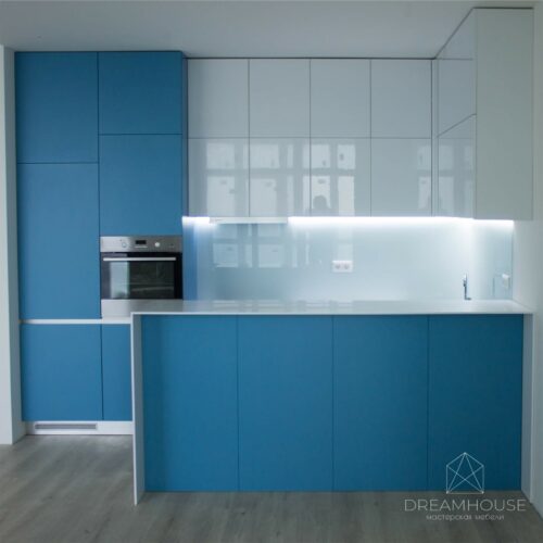 Кухня с крашеными фасадами без ручек