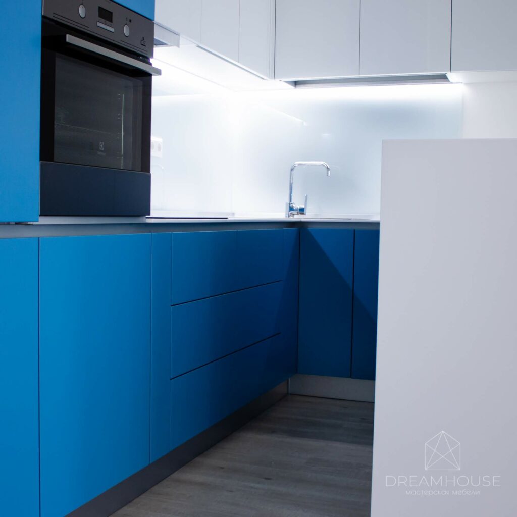 Кухня с крашеными фасадами без ручек