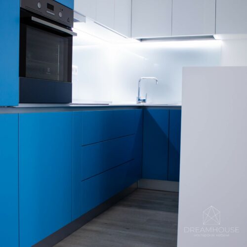 Кухня с крашеными фасадами без ручек