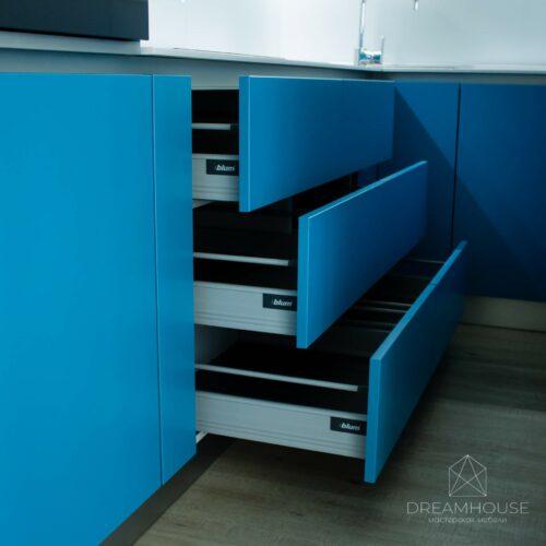 Кухня с крашеными фасадами без ручек