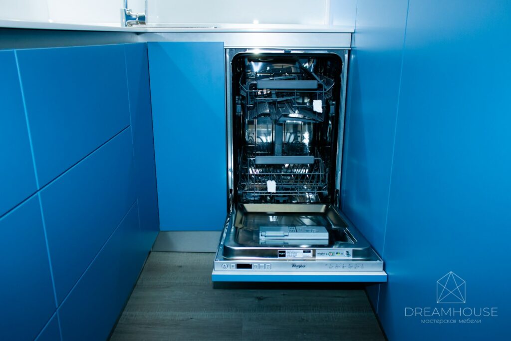 Кухня с крашеными фасадами без ручек