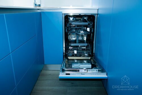 Кухня с крашеными фасадами без ручек