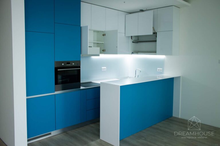 Кухня с крашеными фасадами без ручек