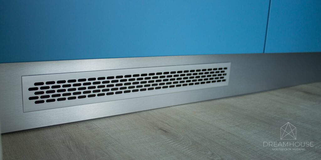 Кухня с крашеными фасадами без ручек