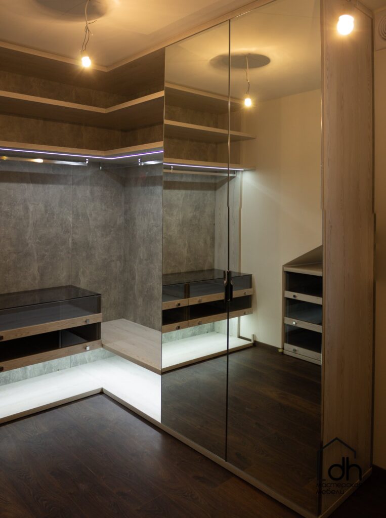 Гардеробная с большим шкафом для обуви