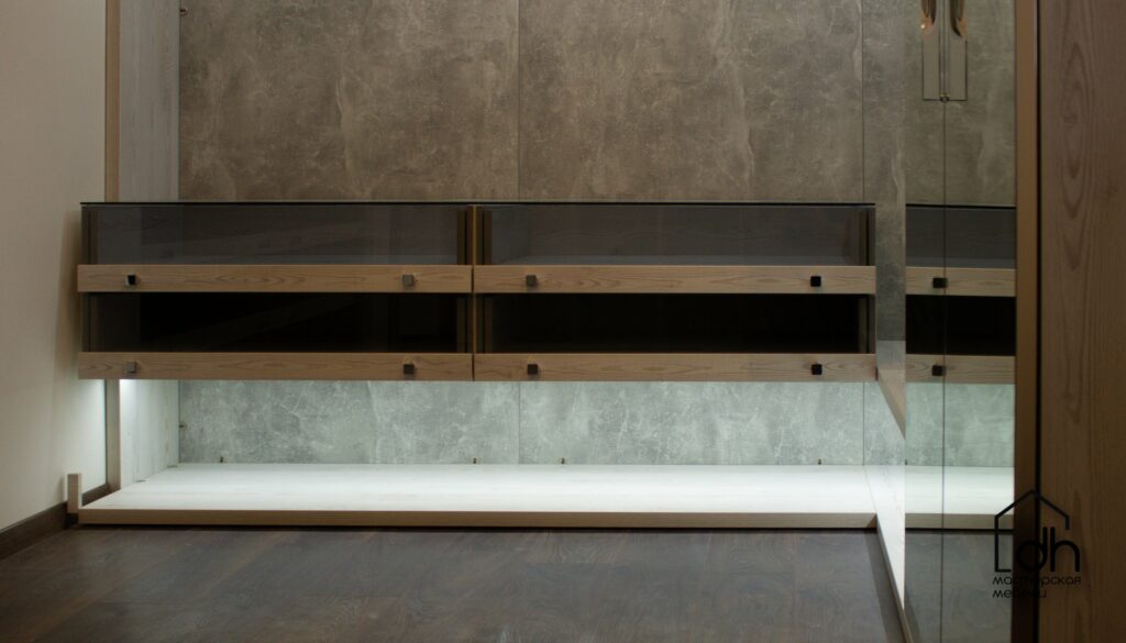 Гардеробная с большим шкафом для обуви