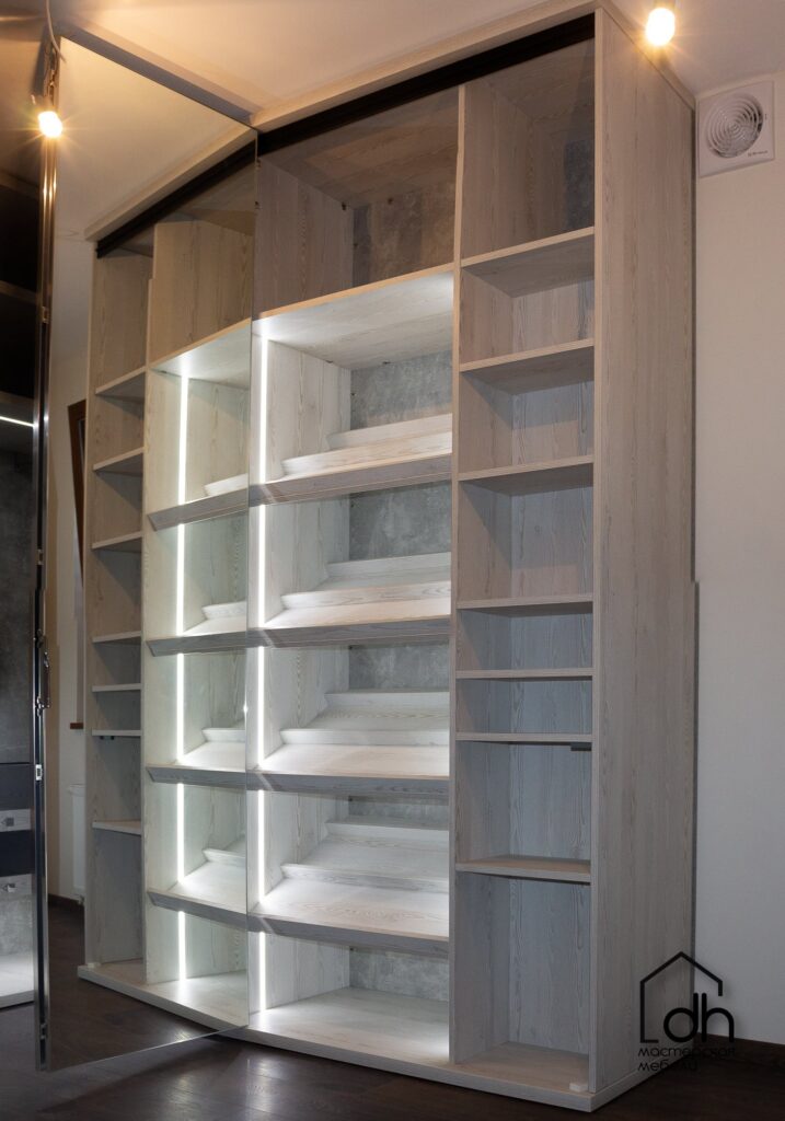 Гардеробная с большим шкафом для обуви