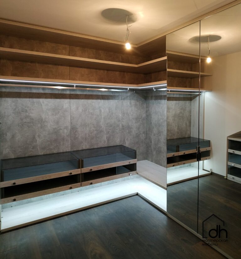 Гардеробная с большим шкафом для обуви