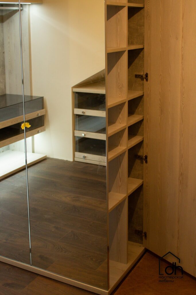 Гардеробная с большим шкафом для обуви