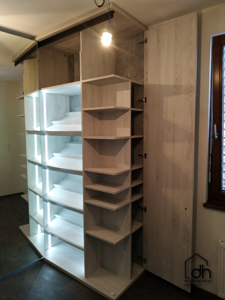 Гардеробная с большим шкафом для обуви