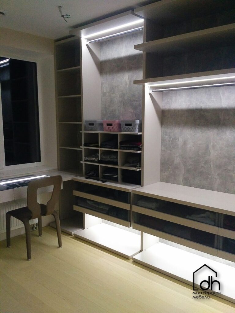 Большая гардеробная со столом