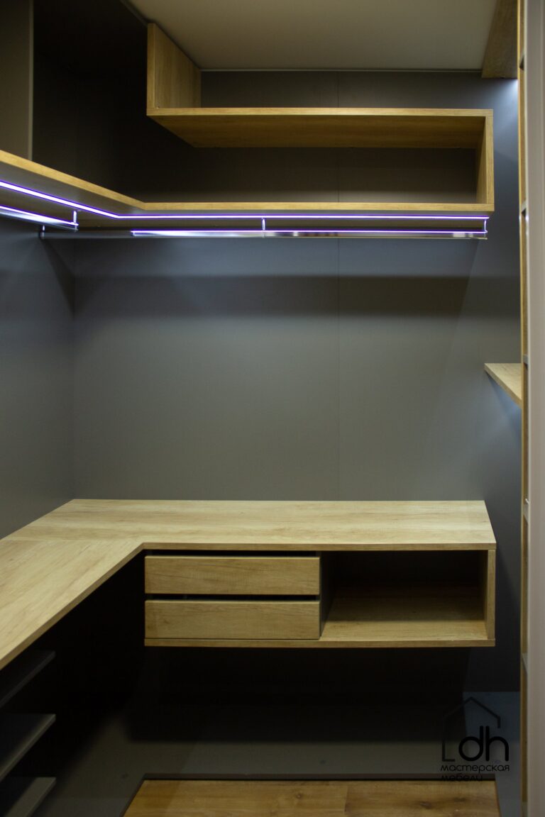 Гардеробная со складной дверью