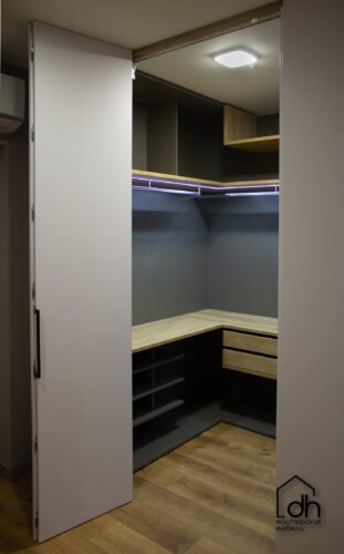 Гардеробная со складной дверью