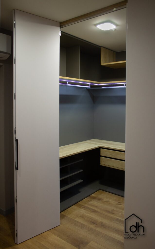 Гардеробная со складной дверью