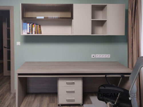 Современная гостинная с большим рабочим местом