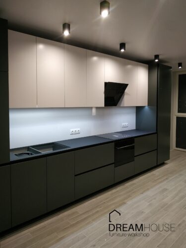 Минималистичная крашеная кухня