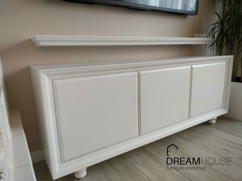 Фарбована тумба під телевізор