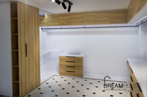 Просторная гардеробная с наклонными полками для обуви