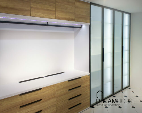 Просторная гардеробная с наклонными полками для обуви