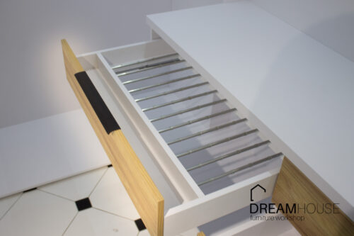 Просторная гардеробная с наклонными полками для обуви