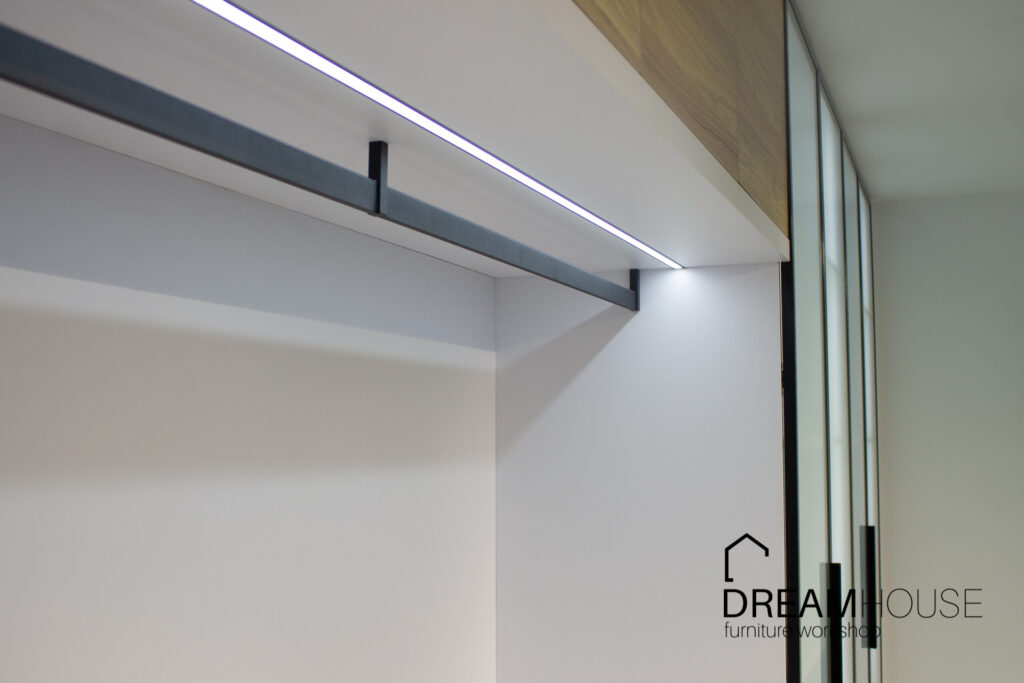 Просторная гардеробная с наклонными полками для обуви