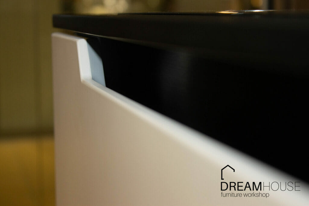 Кухня без ручек с профилем Gola