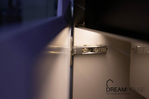 Кухня без ручек с профилем Gola