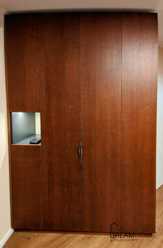Шпонированный шкаф для прихожей