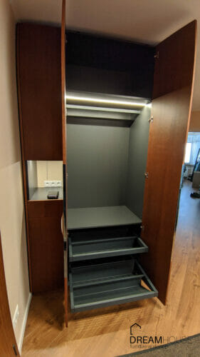 Шпонированный шкаф для прихожей