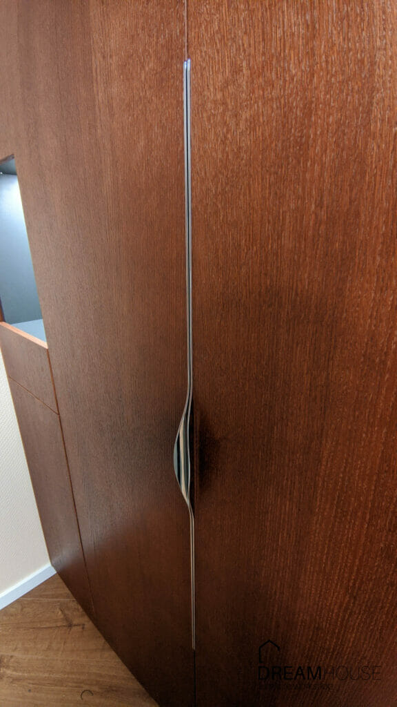 Шпонированный шкаф для прихожей