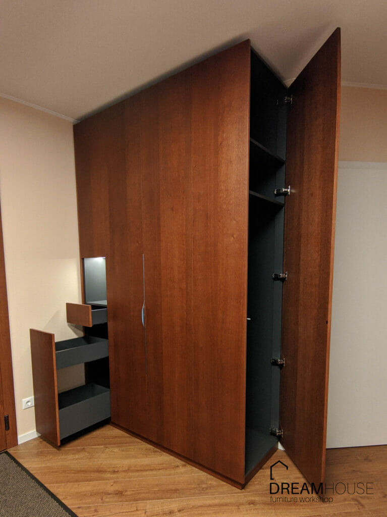 Шпонована шафа для передпокою