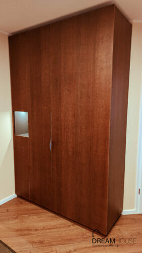Шпонована шафа для передпокою