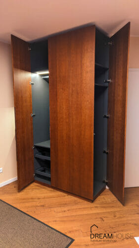 Шпонированный шкаф для прихожей