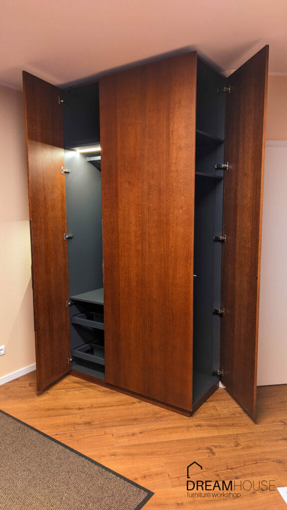 Шпонированный шкаф для прихожей