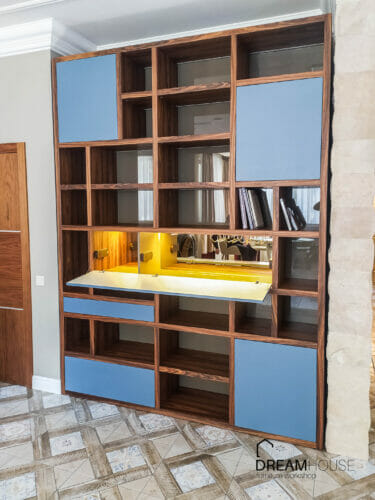 Книжковий стелаж із міні баром