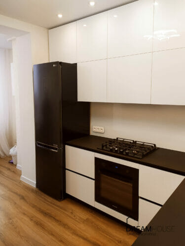 Невелика біла глянцева кухня