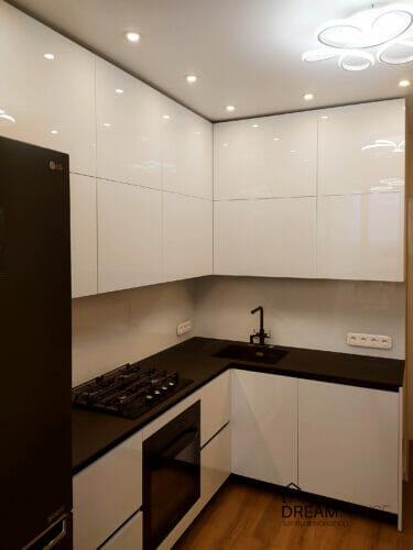 Невелика біла глянцева кухня